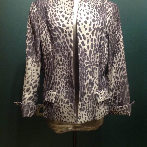 Like new no button jacket - Picture 2 of 6